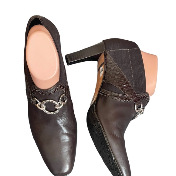 Brighton Shoes - Brighton Rizzo Chocolate Brown
Leather Slip-On Heeled Shoes
Women's Size 9M